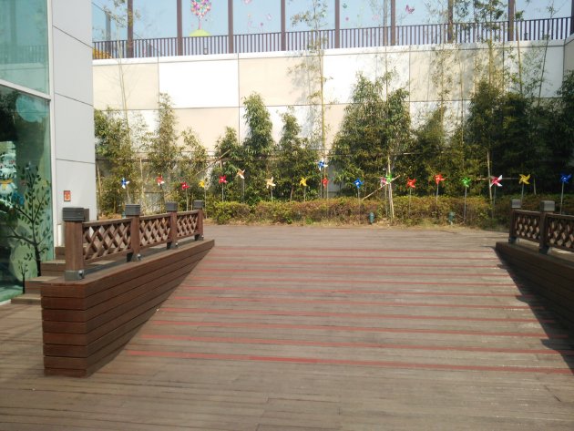 屋上公園内の風景